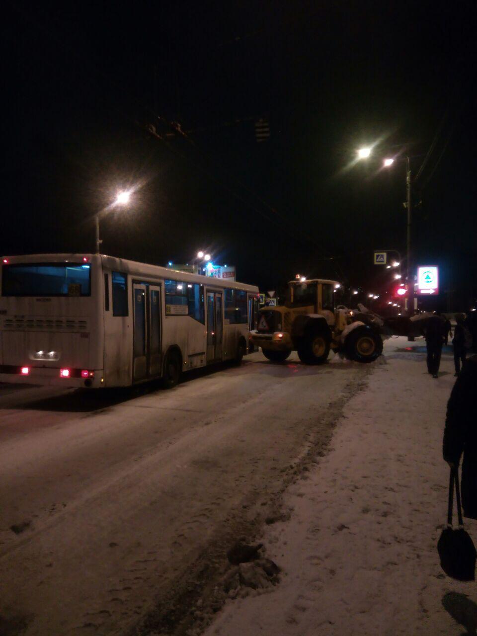 Противостояние трактора и автобуса наблюдали в Кировском районе 