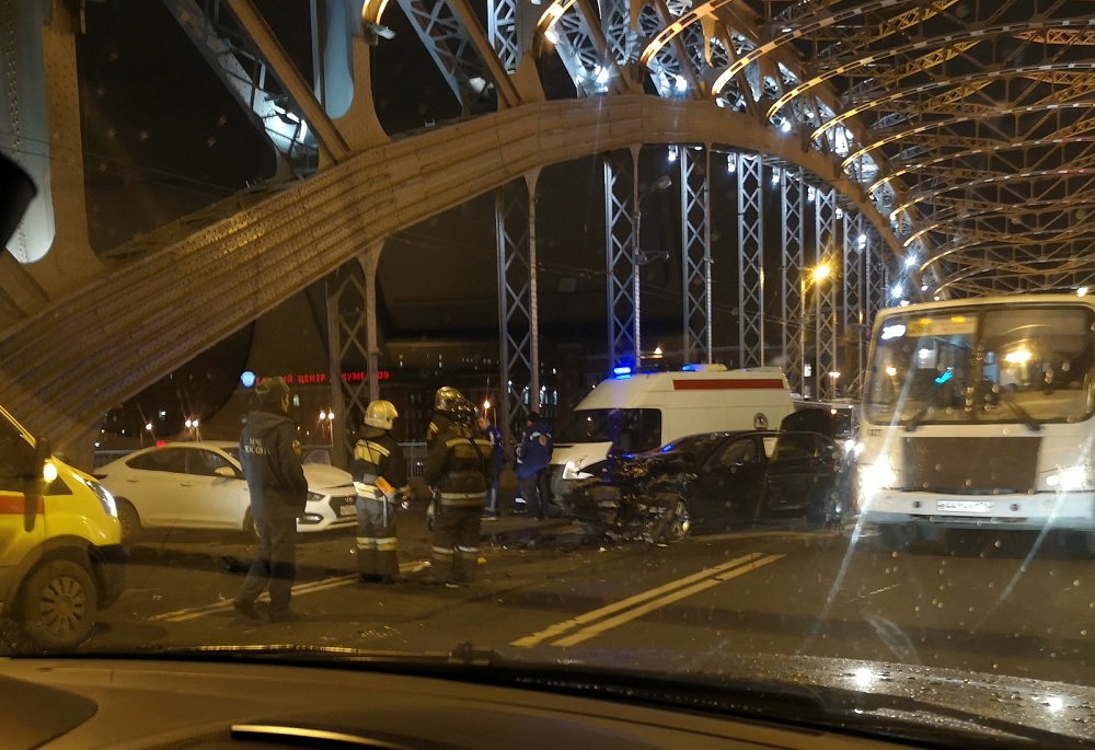 Видео аварии на поцелуевом мосту. Большеохтинский мост авария. Вчера авария на Большеохтинском мосту.