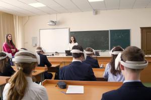 Школьники готовятся к ЕГЭ в VR-очках, разработанных учеными Петербурга