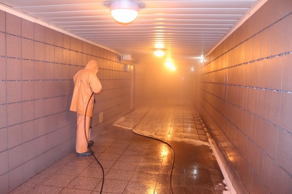 Процесс гидромоторной очистки. Фото: CПб ГБУ «Мостотрест»