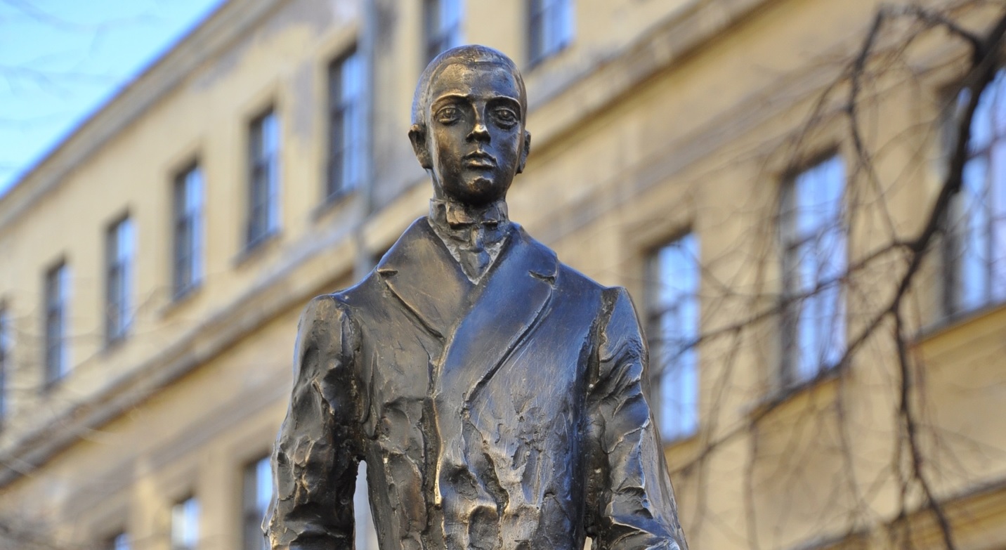 Памятник Николаю Гумилеву в Санкт-Петербурге