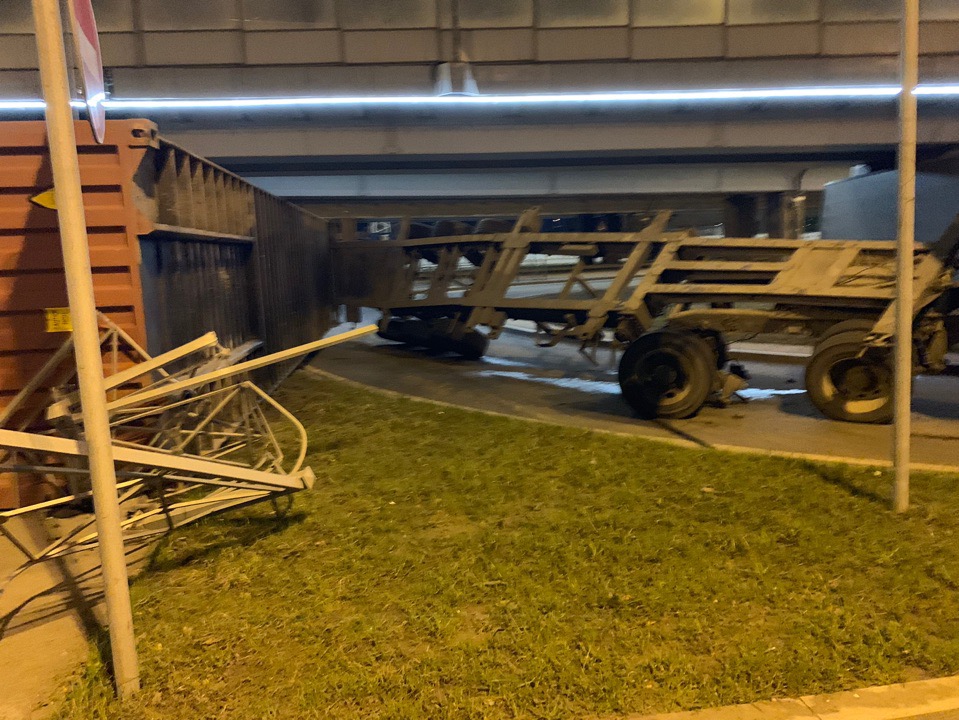 Не вписался в поворот: “Полицейский” разворот закончился для фуры дорожной аварией