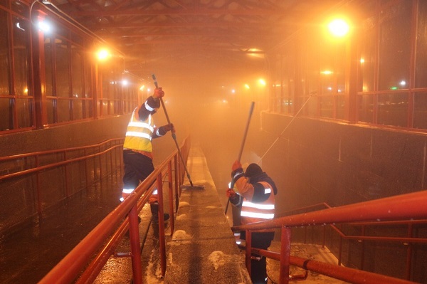 Процесс гидромоторной очистки. Фото: CПб ГБУ «Мостотрест»