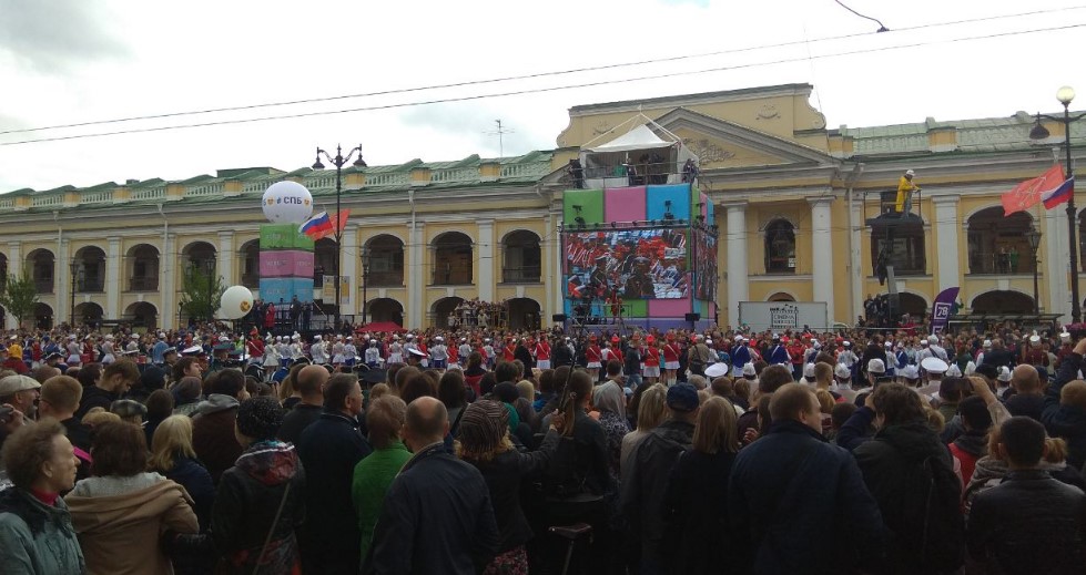 Невский проспект день города. Санкт-Петербург день города украшенный город. Парад в Питере 2021. День города 2007 год СПБ парад.