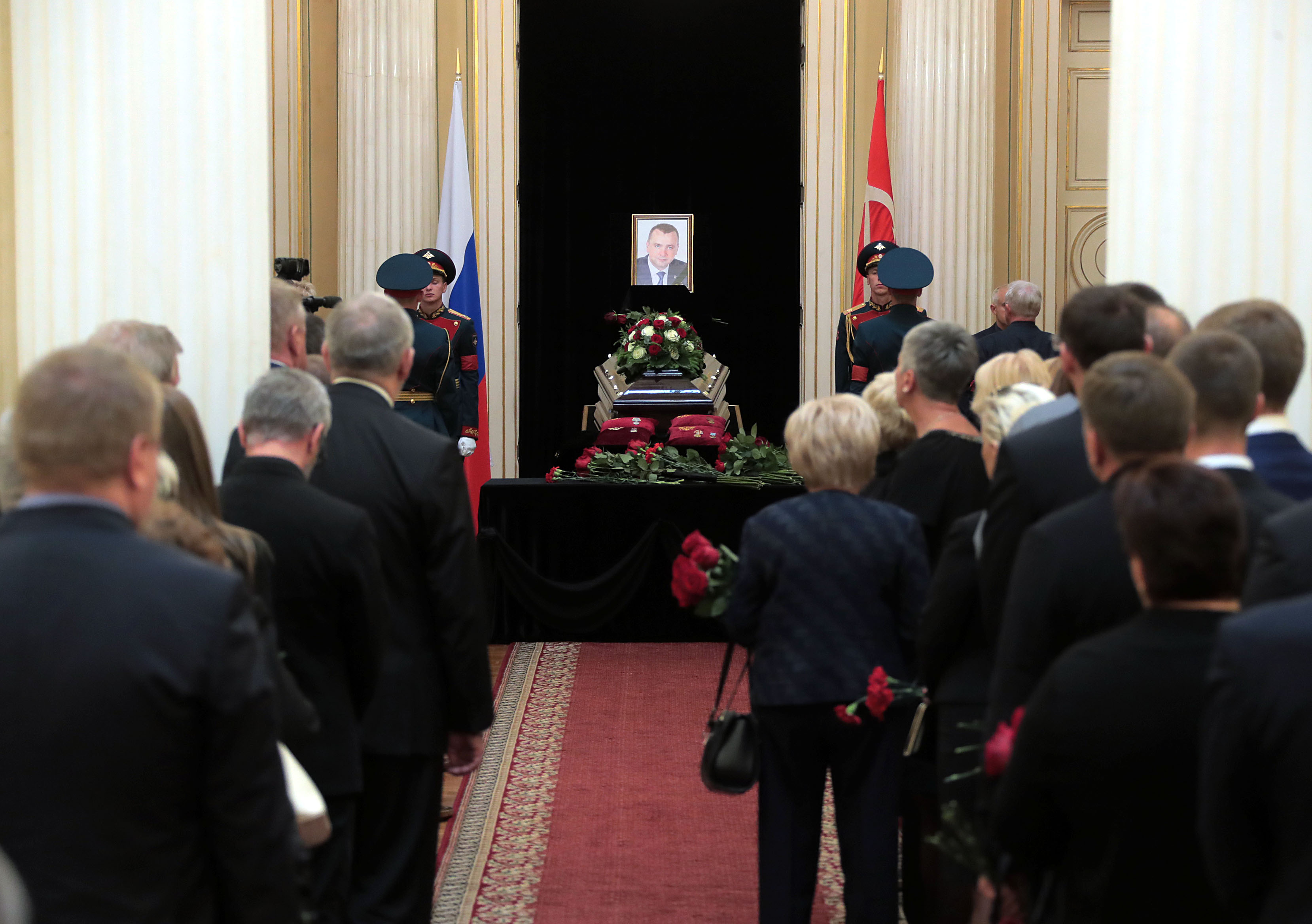 Мариинском дворце Петербурга простились с депутатом ЗакСа Павлом Зеленковым