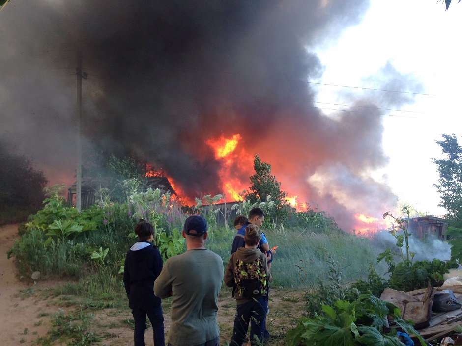Над деревней Глажево поднялись клубы черного дыма из-за пожара