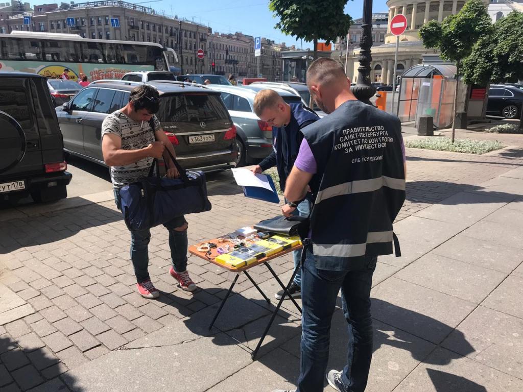 Питер закрыли. Незаконные торговцы в Петербурге. Незаконная торговля фото Петербург. Беглов шаверма. Незаконные торговцы в Петербурге зимой.