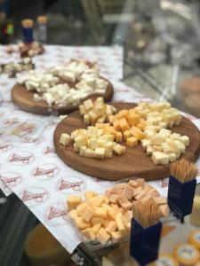 28, 29 и 30 июня на Долгоозёрном рынке пройдёт традиционный фестиваль Сырный Weekend