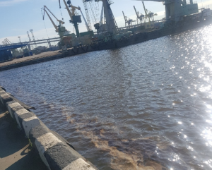 “Танкер с капучино” оставил в Неве у порта грязную полосу