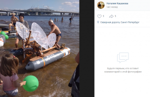 Петербуржцы делятся фотографиями с “потешного” заплыва