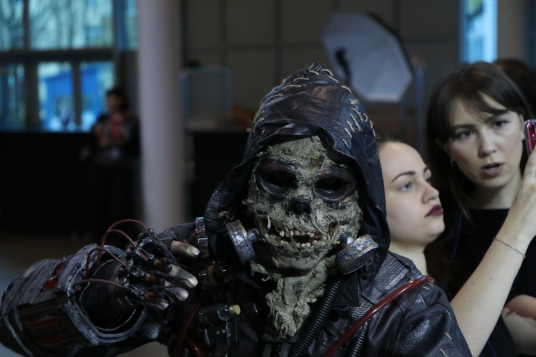 Огненное шоу и кровавые коктейли: как в Петербурге празднуют Хэллоуин-2019