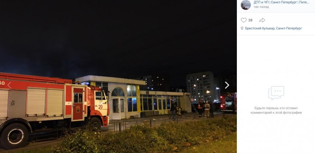 Петербуржцы рассказали о пожаре в детском магазине на пересечении Брестского и Захарова