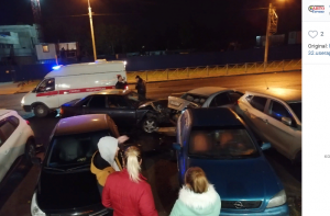 Девушка за рулем Audi влетела в припаркованный автомобиль в Гатчине