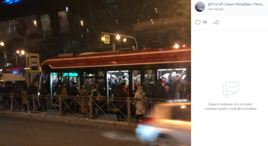 Пенсионер угодил под колеса трамвая на Гражданском