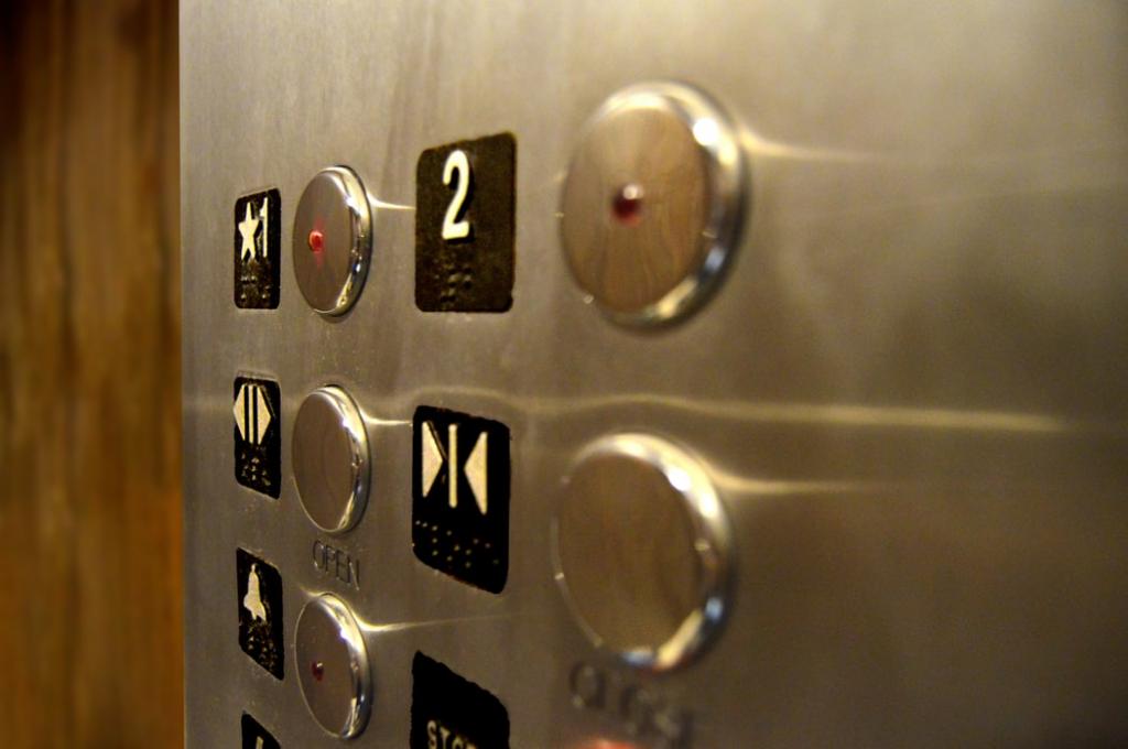 Мужчины и женщины ограбили и обесчестили петербурженку в лифте на Ленинском