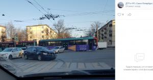 Иномарка перевернулась на крышу после столкновения на пересечении Новочеркасского и Таллинской