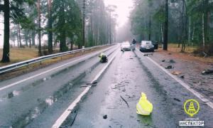 Появились кадры с места смертельного ДТП в Комарово. Иномарка влетела в дерево