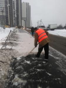 В Невском районе за день на уборку территории от снега и наледи вышли 553 дворника
