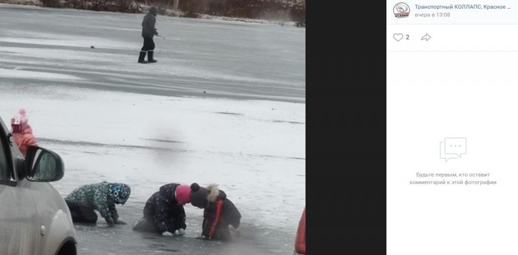 В Красном Селе толпа малышей гуляла по льду озера