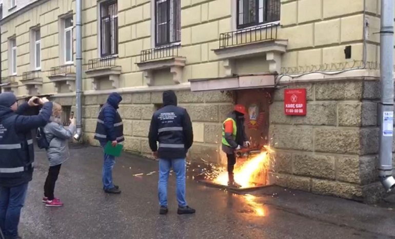 В Петербурге выселили из помещений три нелегальных кафе
