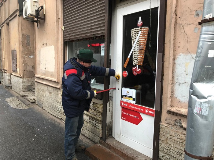 В Петербурге выселили из помещений три нелегальных кафе