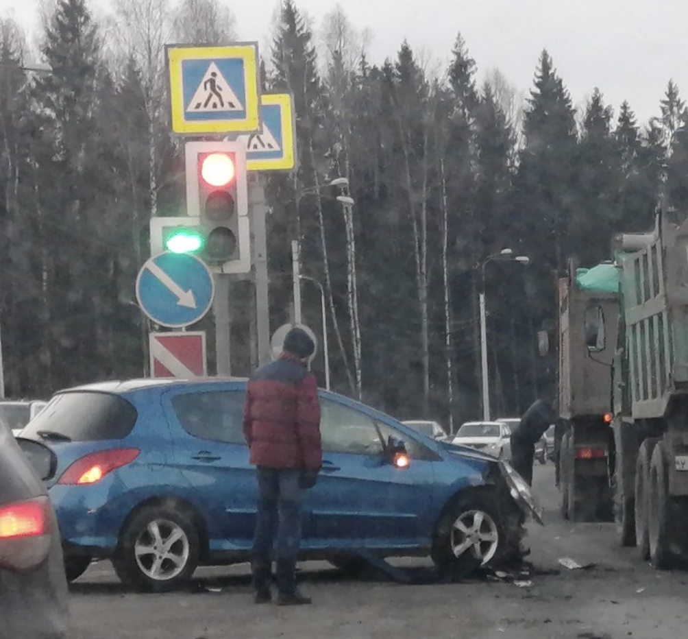 На перекрёстке Выборгского шоссе в ДТП с грузовикам пострадала иномарка