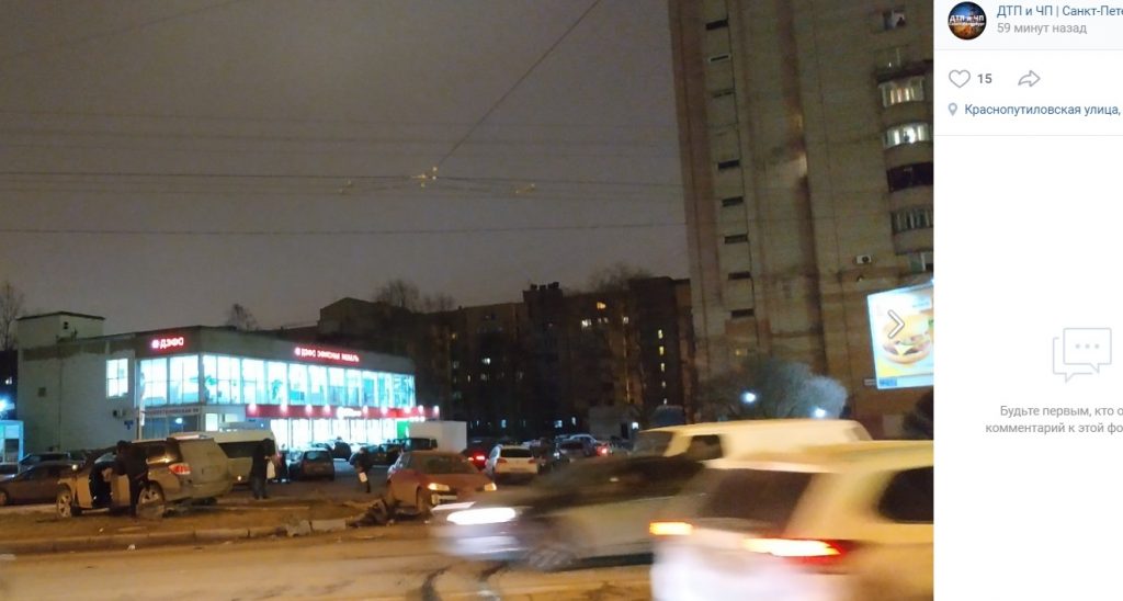 ДТП на Краснопутиловской: одна из машин на газоне, вторая стоит посреди перекрестка