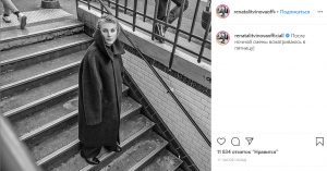 Рената Литвинова позировала в нежном образе с бокалом вина