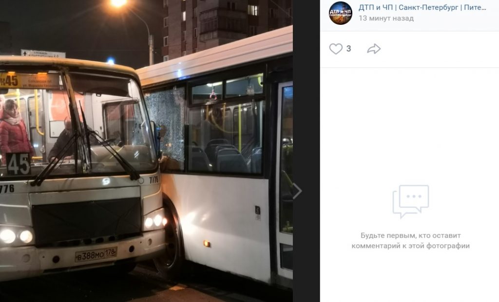 Около станции «Ленинский проспект» столкнулись автобус и маршрутка