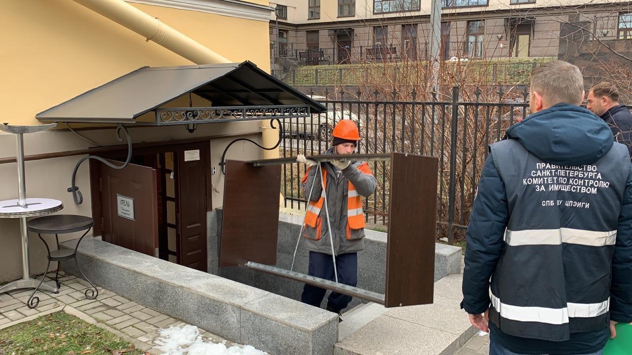 Из подвала на Кирочной выселяют гостиницу