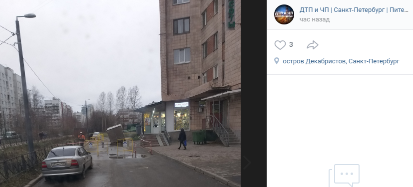 Грузовик с бананами провалился в промоину на Наличной