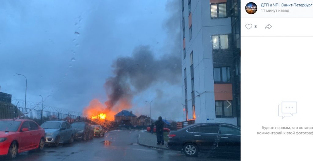 Местные жители пытаются потушить полыхающие дома в поселке Новоселье
