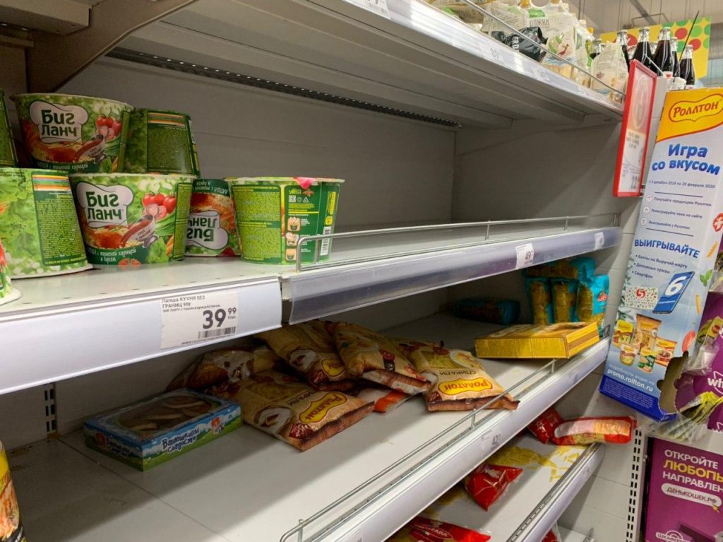 Из "Пятерочки" на Варшавской исчезли крупы, мука и соль