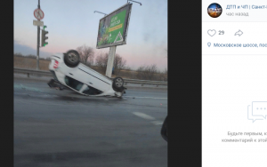 Утром на юге Петербурга перевернулись две машины