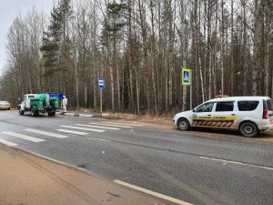 Дорожники дезинфицируют остановки на трассах Ленобласти