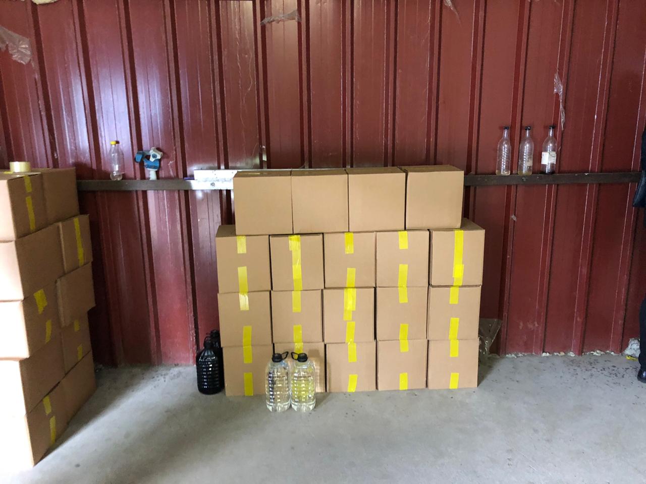 Полиция нашла 5 тонн контрафактного алкоголя в Пушкинском и Колпинском районах