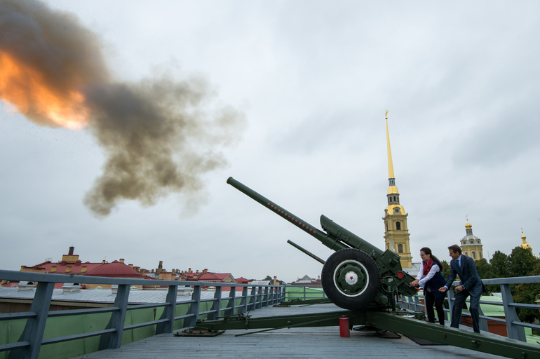 Полуденный выстрел с петропавловской. Пушки с Нарышкина бастиона Петропавловской крепости. Полуденный выстрел с Петропавловской крепости.