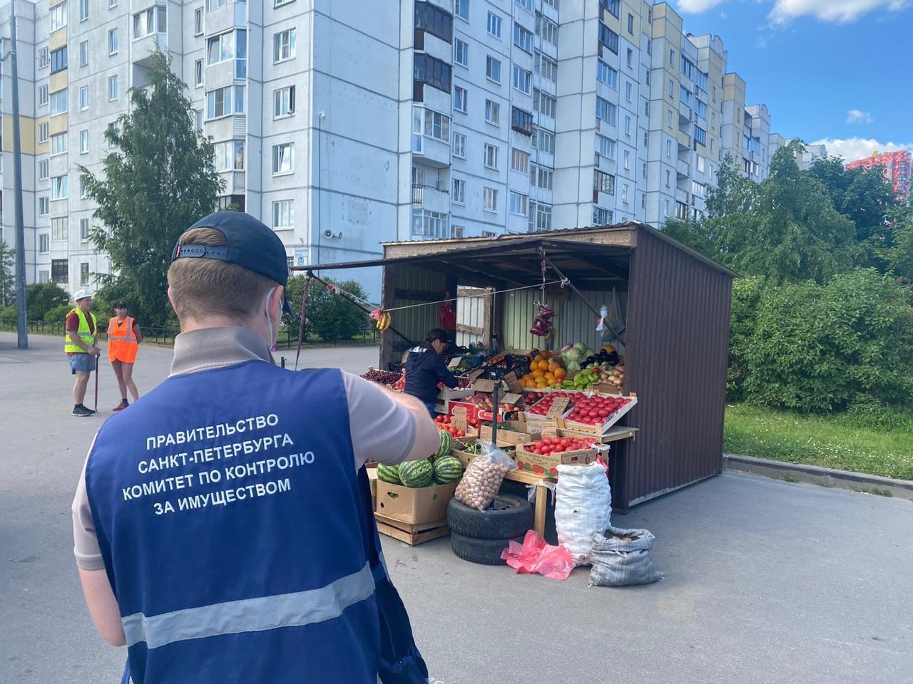 Снос торговых павильонов в спб ларьков. Незаконная торговля ларьки. Незаконную торговлю в Питере. Незаконную торговлю в Питере (ларьки). Ларьки в СПБ незаконные.