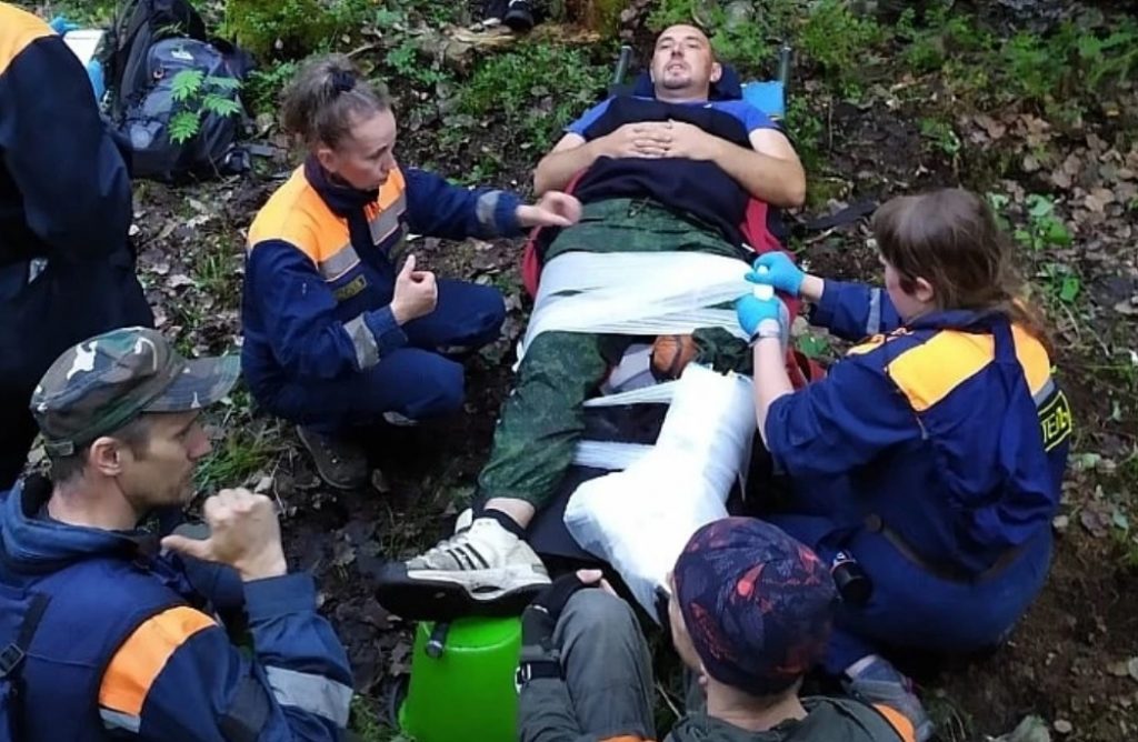 В лесу под Гатчиной спасали мужчину со сломанной ногой