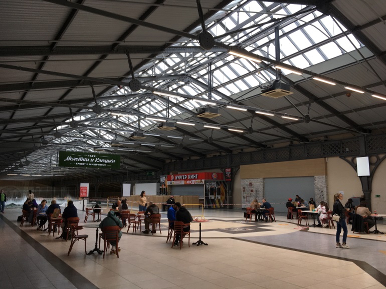 В масках и с термометрами: как петербуржцев встречали в открывшихся кинотеатрах