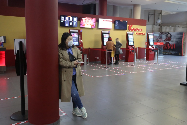 В масках и с термометрами: как петербуржцев встречали в открывшихся кинотеатрах