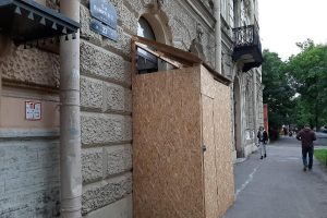 Дыру в стене исторического здания в Петербурге скрыли будкой