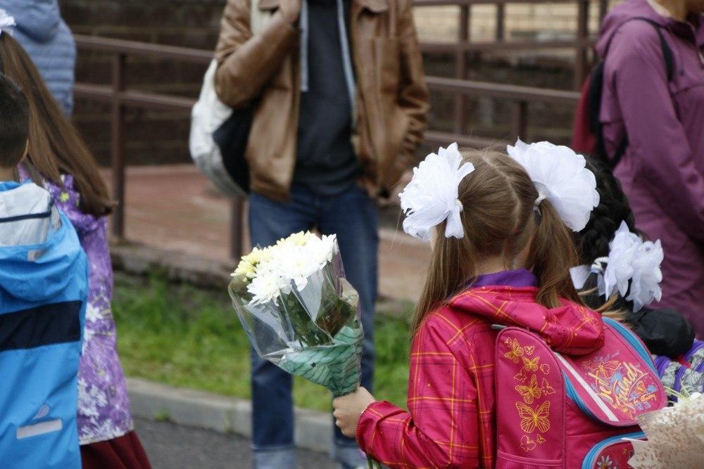 А потом вторая смена. Школьники возвращаются в школу. 1 Сентября пьяные школьники. Школьная линейка в Петербурге. День знаний ужас.