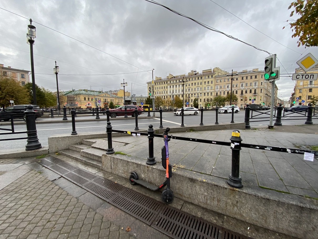 Бросают где ни попадя и портят исторические ограждения: как петербуржцы паркуют электросамокаты