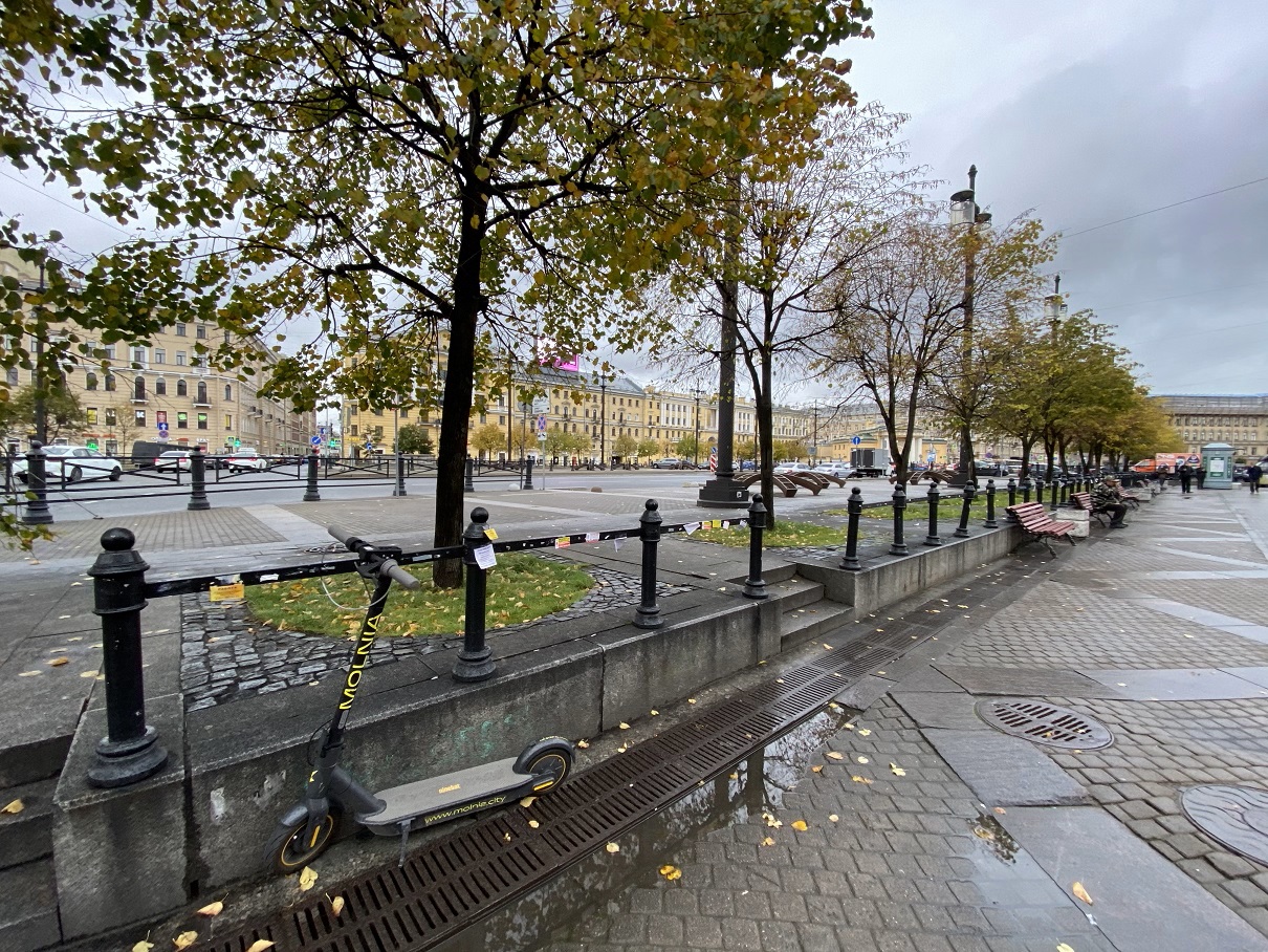 Бросают где ни попадя и портят исторические ограждения: как петербуржцы паркуют электросамокаты