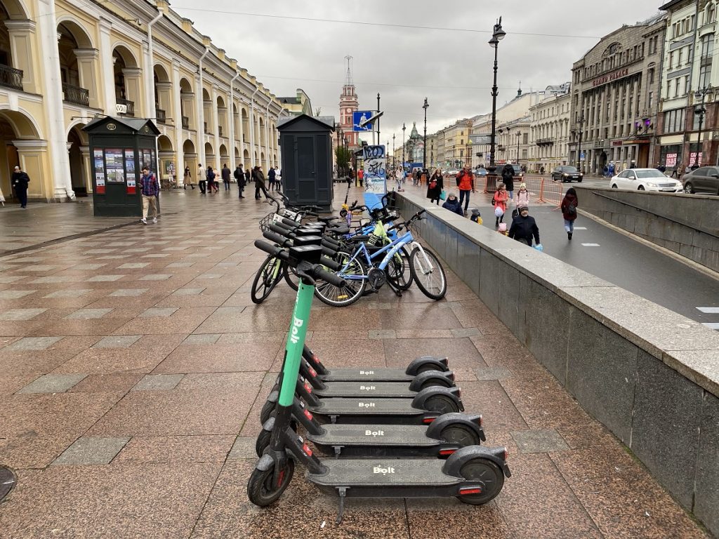 «Ещё катают»: в Петербурге мягкая зима позволяет самокатчикам продолжать пользоваться СИМ