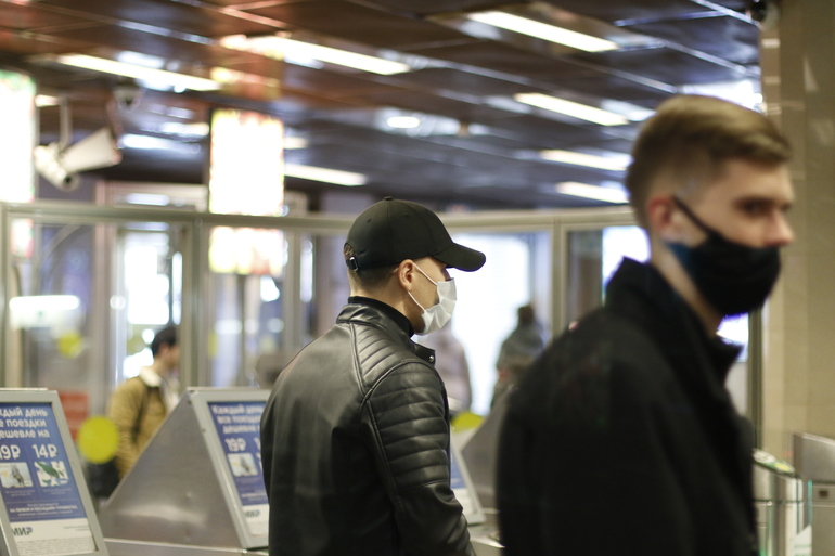 От дизайнерских находок до клоунских гримас: как поменялось отношение петербуржцев к "масочному режиму"