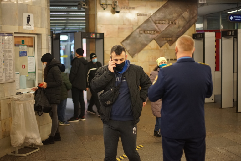 От дизайнерских находок до клоунских гримас: как поменялось отношение петербуржцев к "масочному режиму"