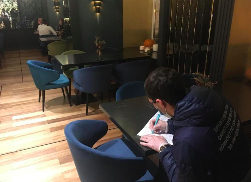 Инспекторы ККИ и полиция проверили работу общепитов в центре Петербурга после 23 часов