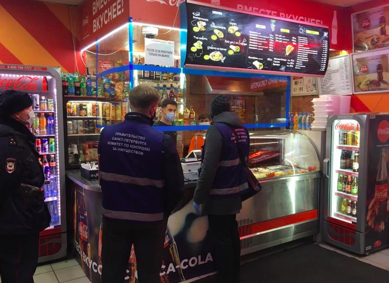 Инспекторы ККИ и полиция проверили работу общепитов в центре Петербурга после 23 часов